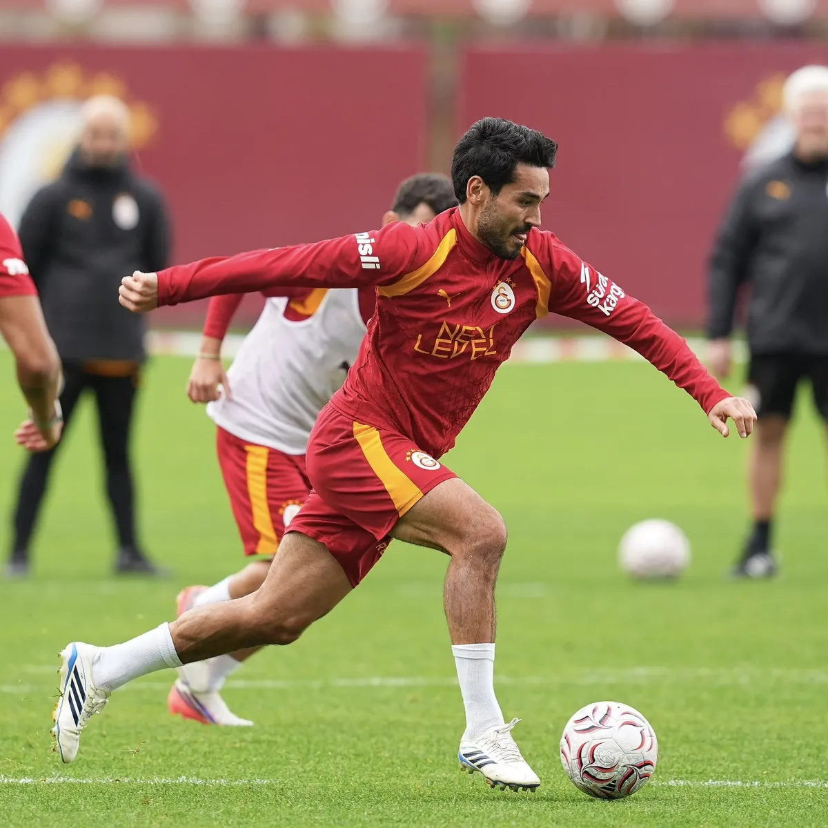 1791579116597.jpg Galatasaraylı İlkay Gündoğan'dan Barcelona maçı öncesi dikkat çeken yanıt: "Oynamıyorum ki niye hazır olayım?" - 2