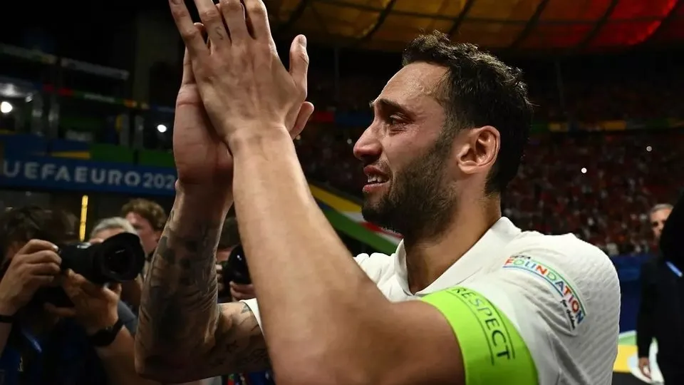 Hakan Çalhanoğlu maç sonrası gözyaşlarını tutamadı!