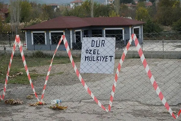 1700908750680.jpeg Tabelayı gören geri dönüyor! Belediyeyle anlaşamadı yolu kapattı - 1