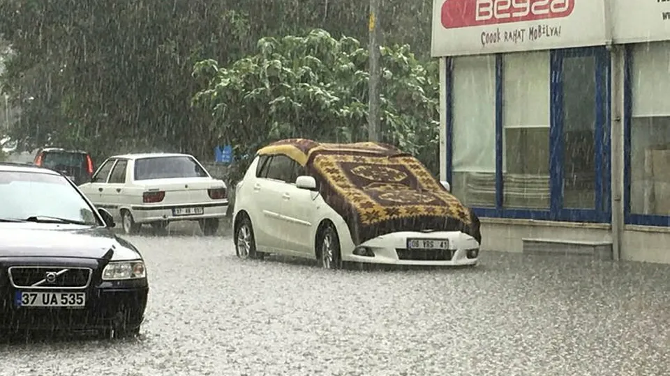 Kastamonu’ya 12 saattir dolu yağıyor
