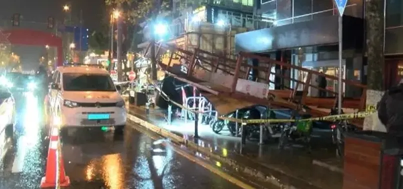 Kadıköy Bağdat Caddesi'nde inşaat paneli devrildi! Facianın eşiğinden dönüldü