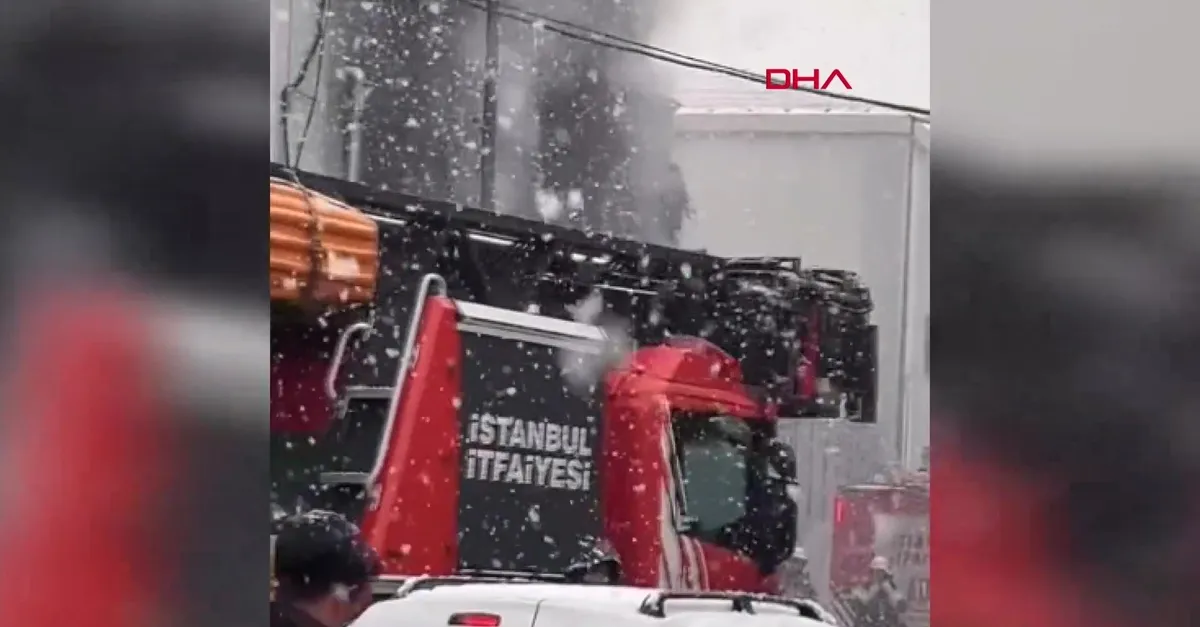 Beyoğlu'ndaki 3 katlı binada yangın çıktı