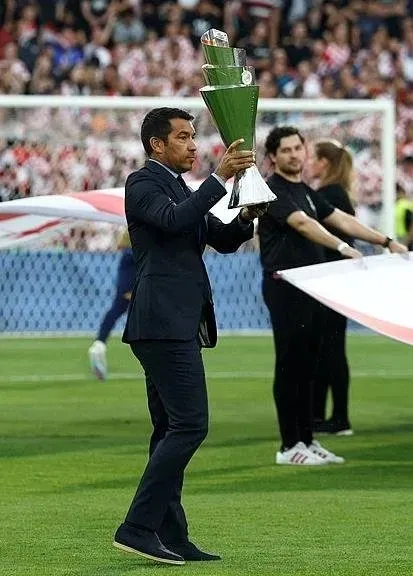 besiktas-hollandali-teknik-adam-giovanni-van-bronckhorst-ile-anlasma-sagladi-1704317603598.jpeg Beşiktaş Hollandalı teknik adam Giovanni van Bronckhorst ile anlaşma sağladı! - 3