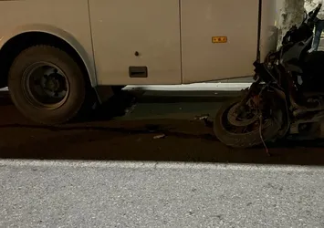 Bayrampaşa'da feci kaza! Motosikletin çarptığı kadın midibüsün altında ezildi