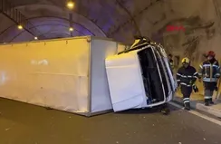 Otomobil ile çarpışan kamyonet devrildi!
