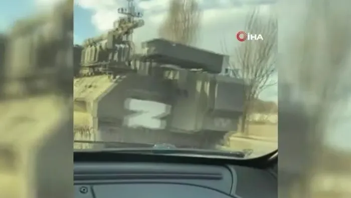 Ukraynalı kadının Rus tankına molotoflu saldırı anı!