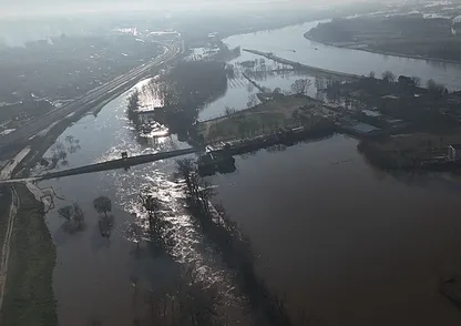 Çiftliklerde mahsur kalan hayvanlar botla kurtarılıyor