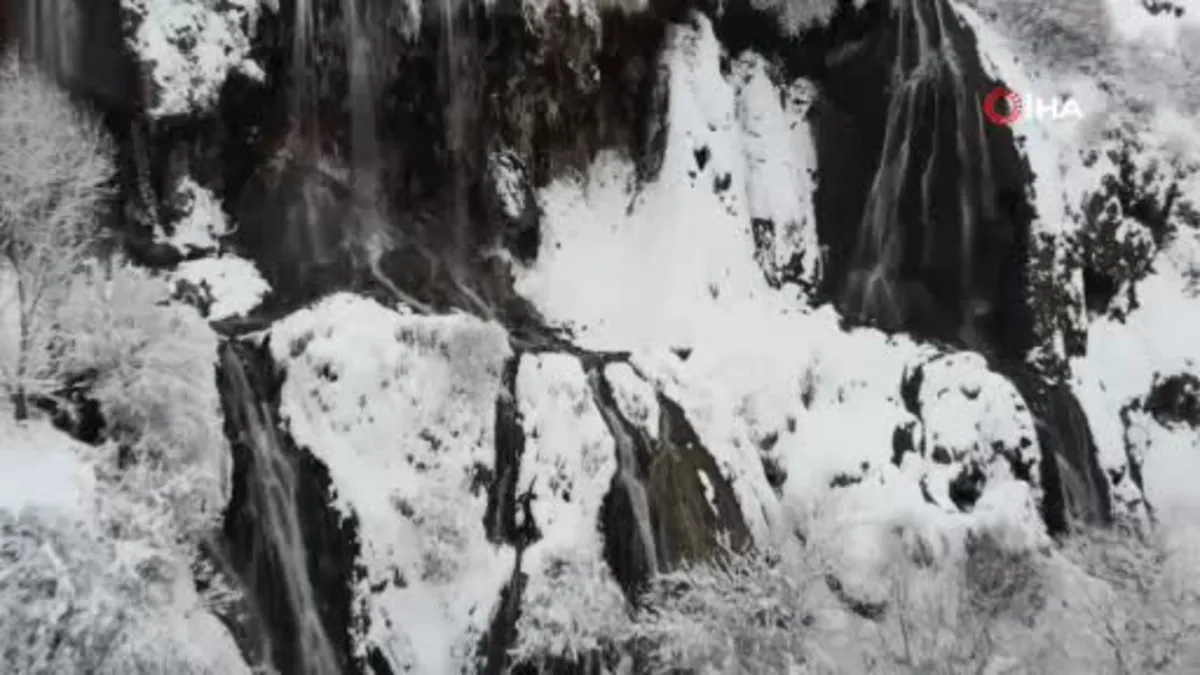 Beyaz gelinliğini giyen Girlevik Şelalesi kışın da güzelliğiyle cezbediyor
