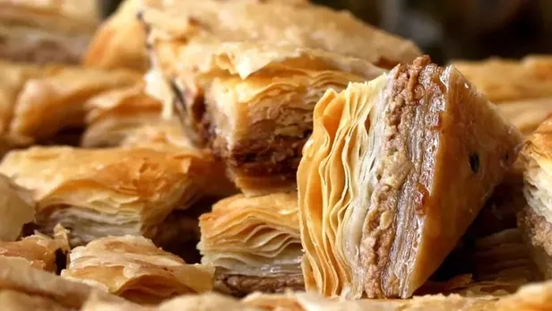 bayram-sofralarin-vazgecilmez-ikramligi-ev-baklavasi-kiyir-kiyir-ev-baklavasi-tarifi-tarifinin-dogru-recetesi-1712658137599.jpeg Bayram Sofraların Vazgeçilmez İkramlığı Ev Baklavası: Kıyır kıyır ev baklavası tarifi tarifinin doğru reçetesi - 2