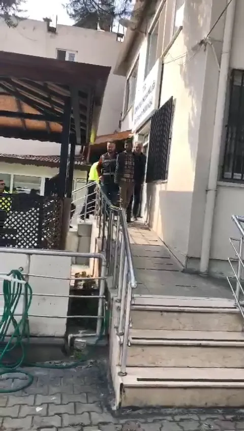 bursada-saglik-ocagi-soyuldu-hirsiz-kiskivrak-yakalandi-1666017513308.jpg Bursa’da sağlık ocağı soyuldu! Hırsız kıskıvrak yakalandı - 1