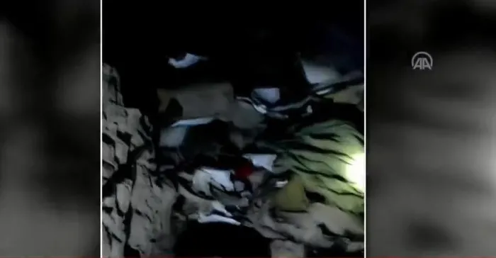 Son dakika: Mehmetçik'ten Avaşin'de nokta operasyonu: Mağarada saklanan 4 PKK'lı teslim oldu - 2