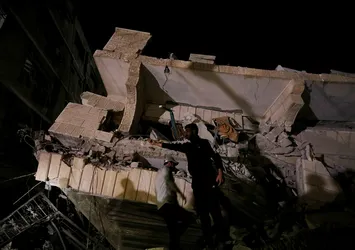 İsrail Gazze'de bir camiyi vurdu: 3 yaralı