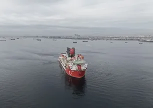 Yıldırım Sondaj Gemisi Karadeniz yolcusu! İstanbul Boğazı’nda dev geçiş
