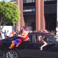 Çirkin görüntüler! Ermeniler Azerbaycanlı göstericilere saldırdı