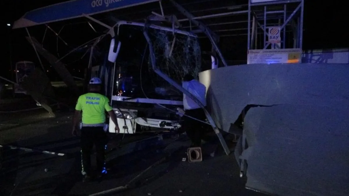 Malatya'da kontrolden çıkan yolcu otobüsü dehşet saçtı: 8 yaralı