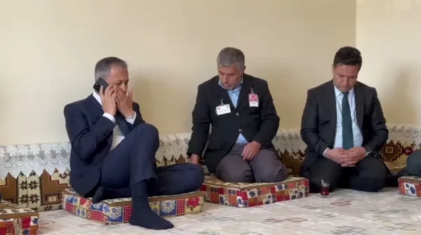 baskan-erdogan-sehit-polis-cihat-ermisin-babasi-ile-telefonda-gorustu-ve-bassagligi-diledi-1696944583617.jpg Başkan Erdoğan şehit polis Cihat Ermiş’in babası ile telefonda görüştü - 5