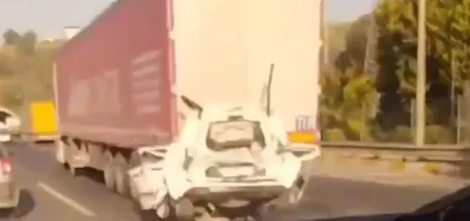 İzmir’de feci kaza! İki TIR arasında kalan otomobil kağıt gibi oldu! Sürücü hayatını kaybetti...