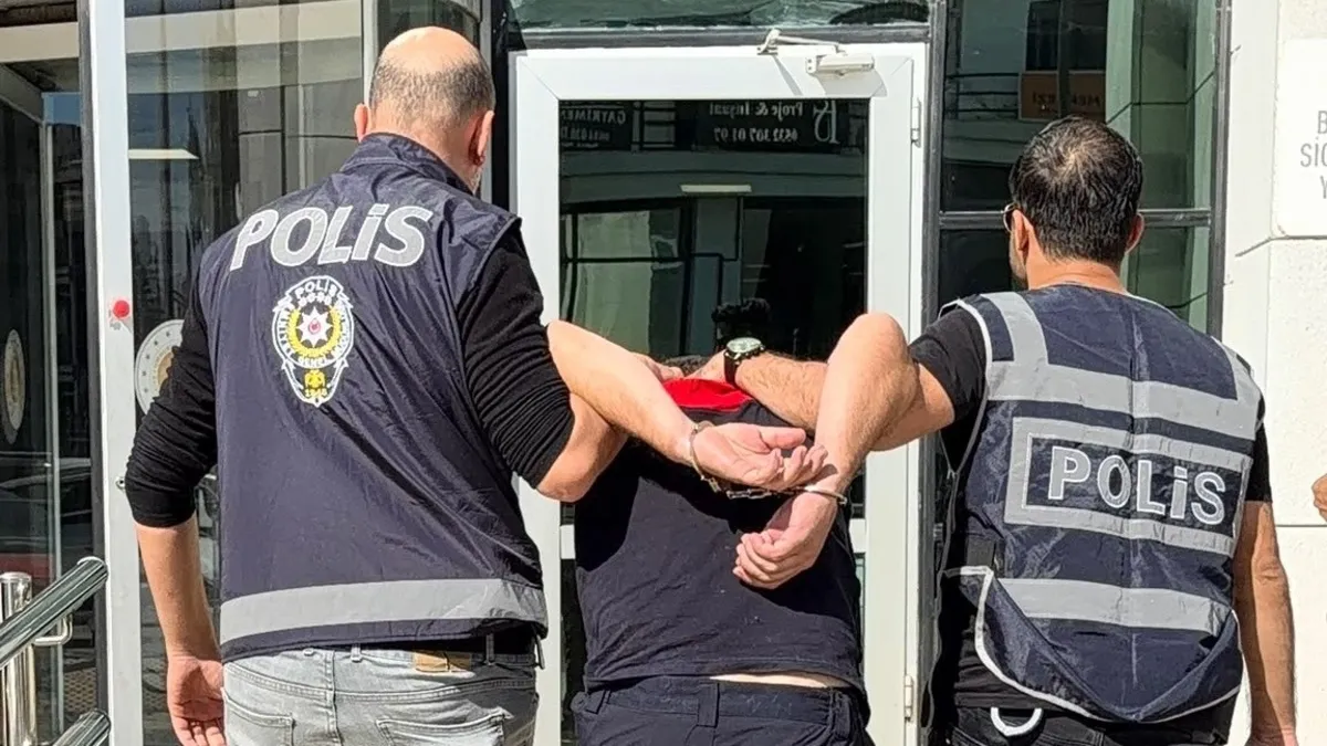 İzmir’de eski sevgilisinin evini ateşe verdiği iddia edilen itfaiyeci tutuklandı