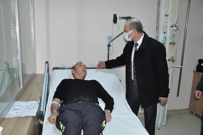 karsta-cocugu-kurtarmak-icin-kendini-aracin-onune-atan-polis-yaralandi-1646907691616.jpg Kars’ta çocuğu kurtarmak için kendini aracın önüne atan polis yaralandı - 1