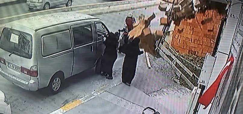 Şiddetli rüzgar nedeniyle uçan kiremitler vatandaşların üstüne düştü