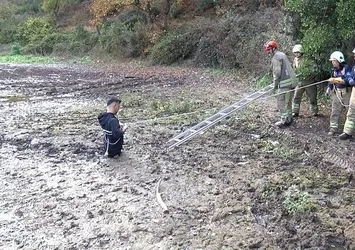Balık tutmak isterken bataklığa saplandı
