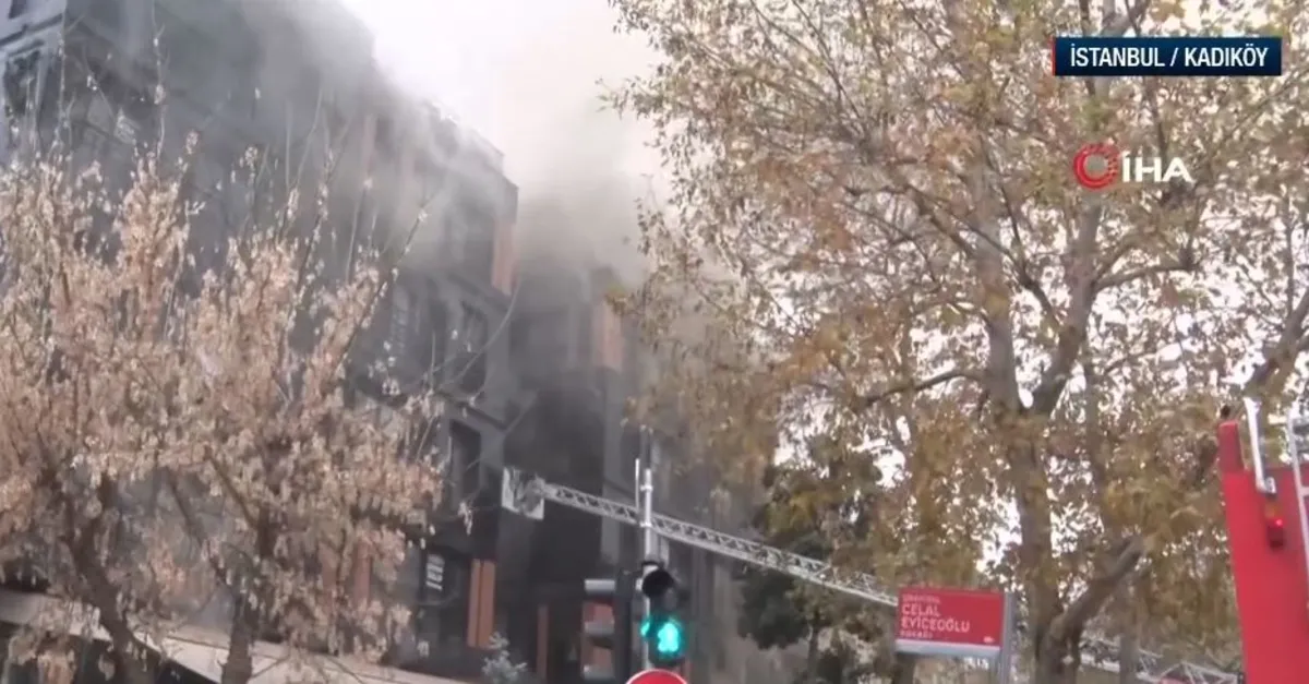 Kadıköy’de 5 katlı binada yangın paniği