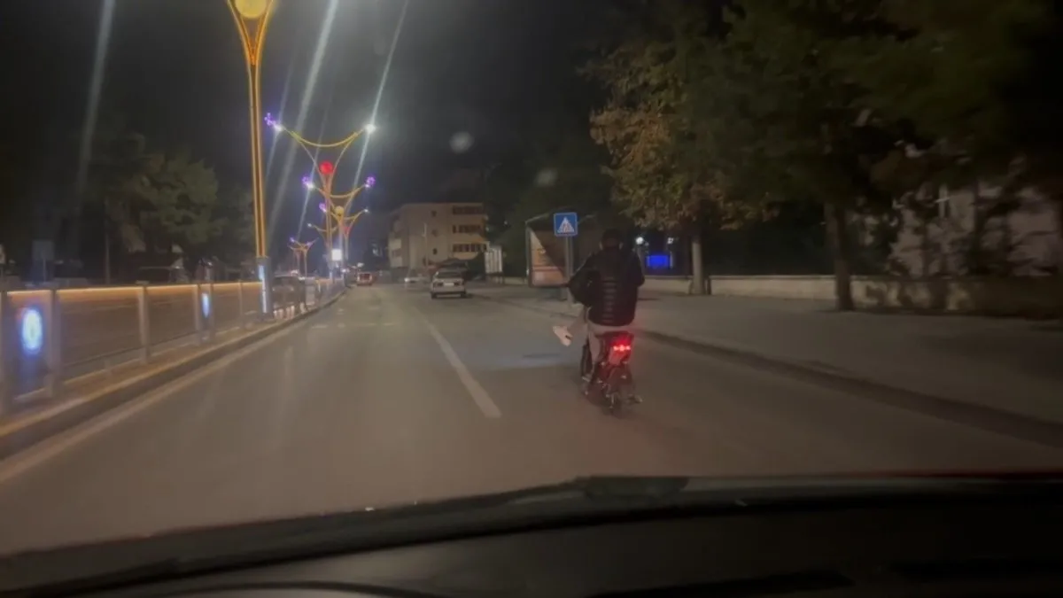 Elektrikli bisiklet kullanan sürücü trafiği tehlikeye böyle attı!