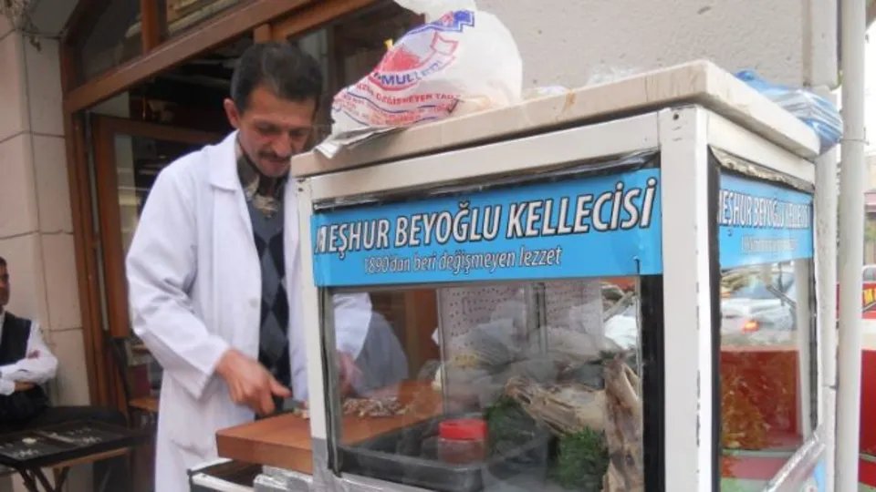 Muammer Usta 46 yıldır söğüş satıyor