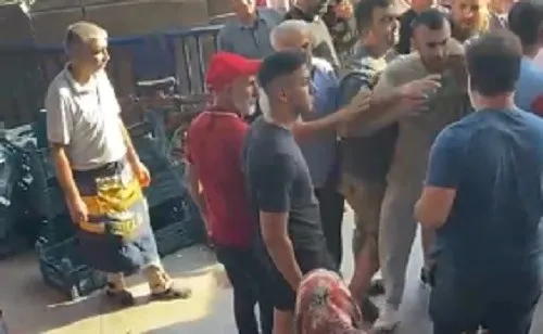 izmirde-pazarda-laf-atma-kavgasi-ortalik-savas-alanina-dondu-1662986550757.jpg İzmir’de pazarda laf atma kavgası! Ortalık birbirine girdi - 2