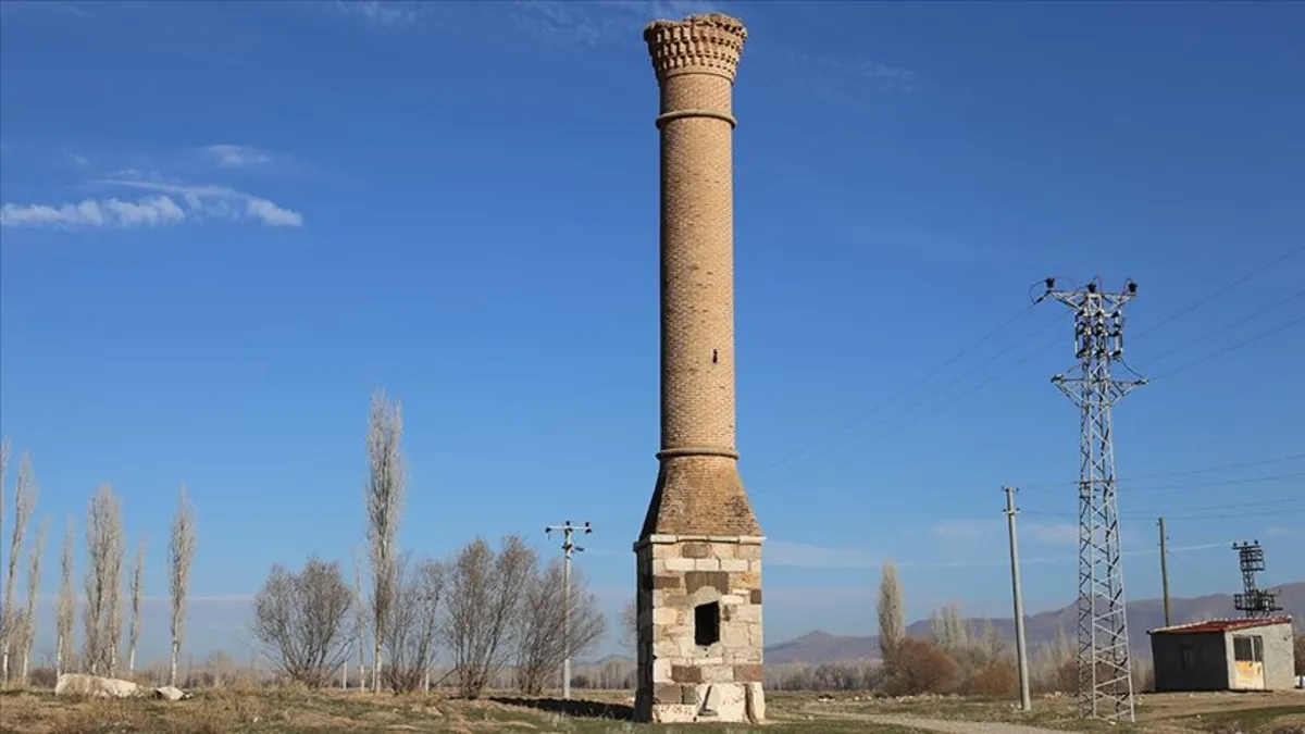 Mescidi yanan caminin minaresi 200 yılı aşkın süredir zamana meydan okuyor