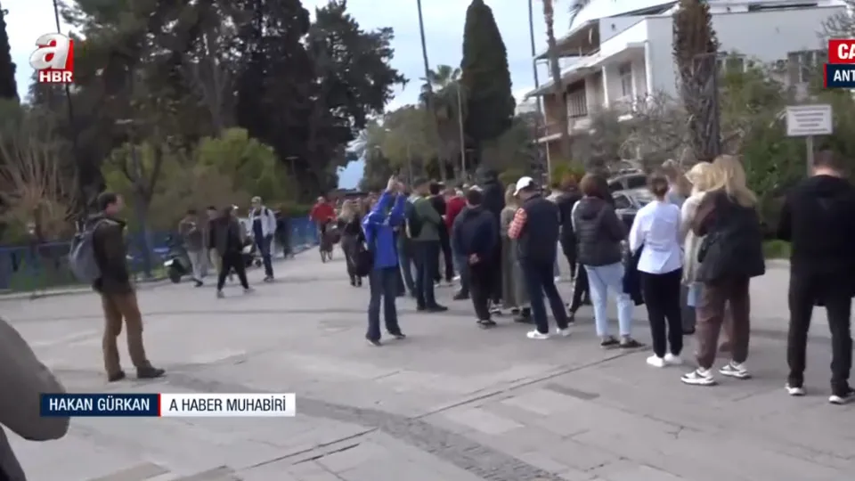 Antalya'da oy kuyruğu! Görenler telefona sarıldı