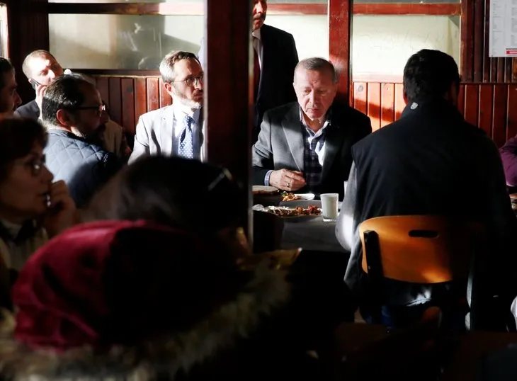 Başkan Erdoğan, tarihi Çınaraltı Çay Bahçesi'nde vatandaşlarla sohbet etti
