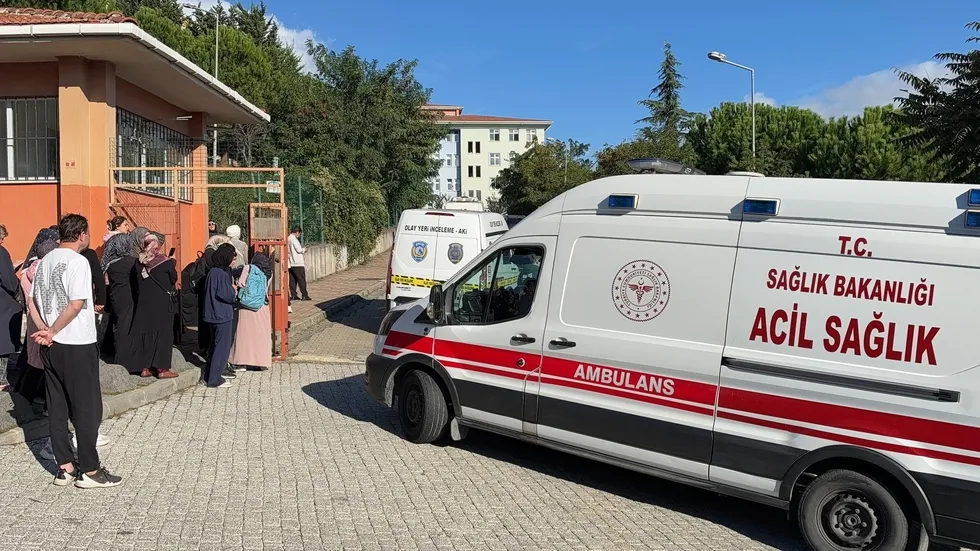 basaksehirde-okulda-bicakli-kavga-yarali-ogrenciler-var-valilikten-aciklama-1791270325122.jpg Kayaşehir'de bir ortaokulda öğrenciler arasında çıkan kavgada 5 öğrenci yaralandı (Foto: AA)
