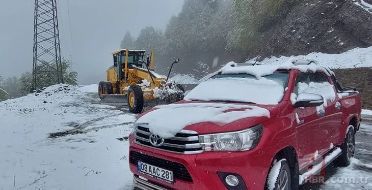 Artvin’e kış geri geldi! Kar kalınlığı 5 santimetreyi aştı: Köy yolları kapandı