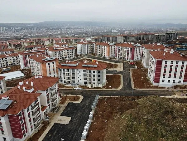 deprem-konutlari-hak-sahiplerine-teslim-ediliyor-1706915039837.jpeg