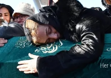 Tuğba Özay’ı yıkan ölüm! Tabutuna sarılıp gözyaşlarına boğuldu