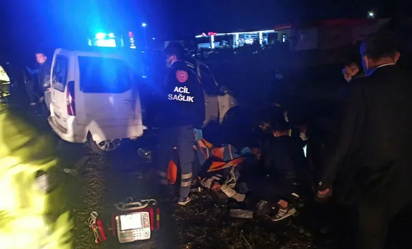 Gaziantep'te hafif ticari araç ile otomobil çarpıştı - 1