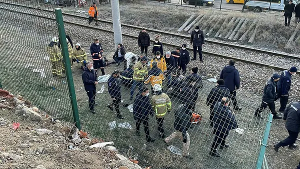 son-dakika-kirikkalede-feci-kaza-isci-servisi-sarampole-devrildi-1642572201511.jpg Son dakika: Kırıkkale'de feci kaza! İşçi servisi şarampole devrildi - 1