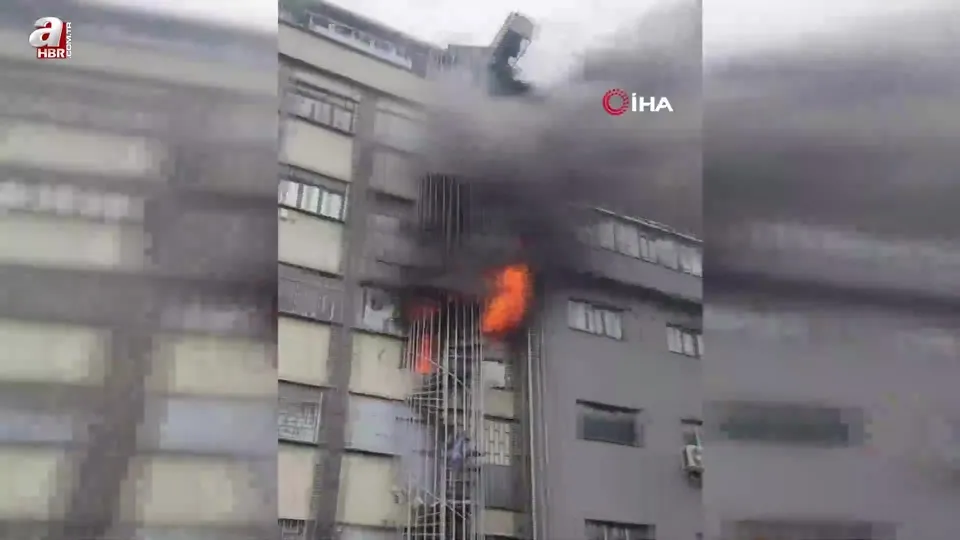 Sultangazi’de ayakkabı imalathanesinde çıkan yangında can pazarı kamerada