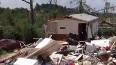 Hortum evleri yıktı geçti