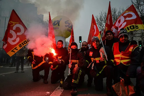 Paris ve Londra alev alev! Binlerce kişi protesto için sokaklara indi! Hedeflerinde emeklilik reformu ve maaş artışı var...
