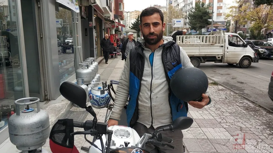 Pencereden düşen ikizlerden biri ağır yaralanırken, diğerini ise direğe tırmanan kurye kurtardı 12