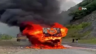 Seyir halindeki tır alev alev yandı