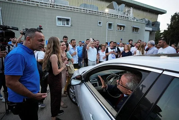 İzmir Büyükşehir Belediyesi çalışanları kazan kaldırdı! İş bırakan memurlardan protesto: Emekçiler burada Cemil Tugay nerede?