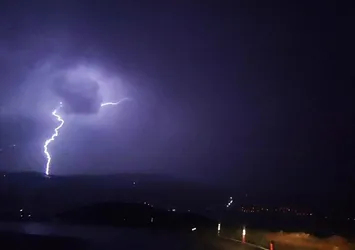Van'da vatandaşlarıyla serinleten yağmur!