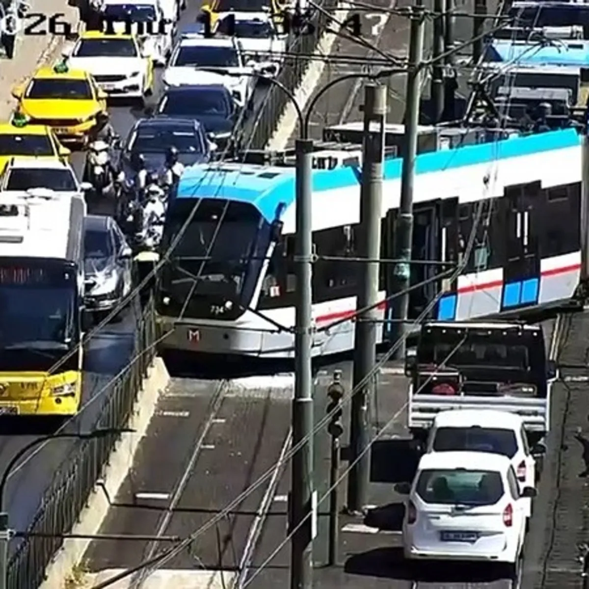 Fındıklı'da tramvay raydan çıktı! Yolcular tahliye edildi