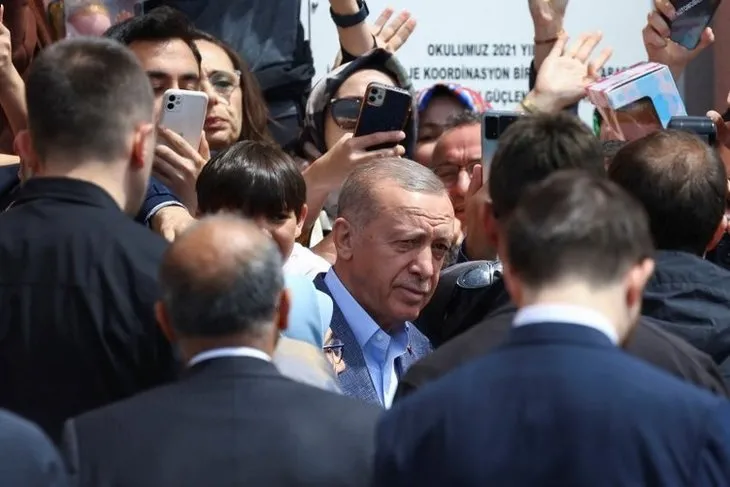 Başkan Erdoğan’ı arkasında gören seçmen şaşırdı! Gülümseten anlar