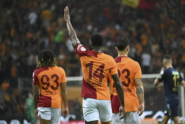 galatasaray-galibiyet-serisini-10a-cikardi-sahada-zaha-ruzgari-1699038860640.jpg Galatasaray galibiyet serisini 10'a çıkardı! Sahada Zaha rüzgarı - 2