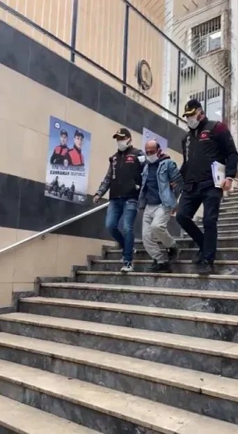 arkadasini-kufurlesme-yuzunden-oldurdu-cinayeti-sohbet-arasinda-agzindan-kacirdi-1639125150579.jpg Arkadaşını ‘küfürleşme’ yüzünden öldürdü! Cinayeti sohbet arasında ağzından kaçırdı - 3