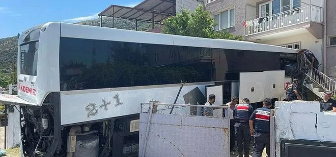 Kavşağa hızlı girdi apartmana daldı! Aydın’da kontrolden çıkan yolcu otobüsü dehşet saçtı